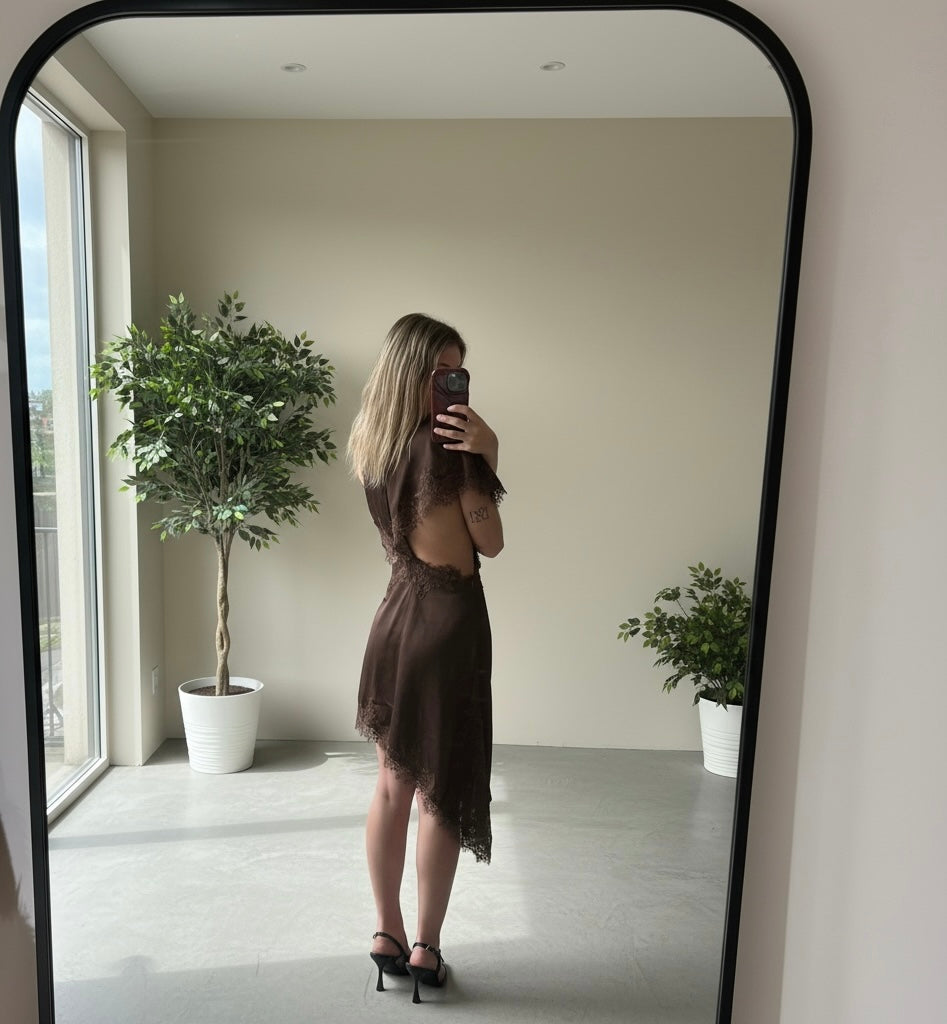 Robe marron satinée + dentelle